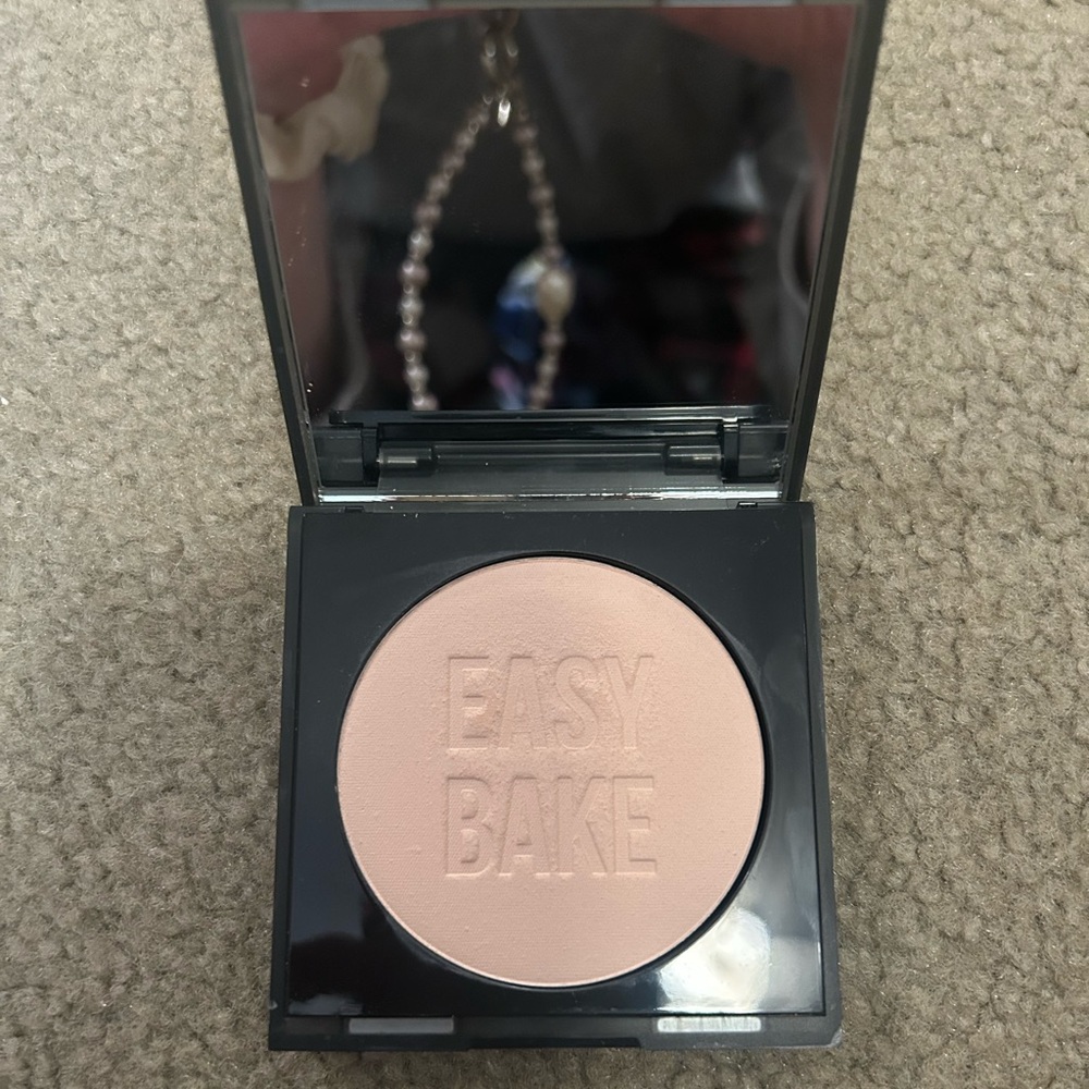 Huda Beauty Easy Bake and Snatch Pressed & Setting Powder *Cupcake* - Picture 1 of 3